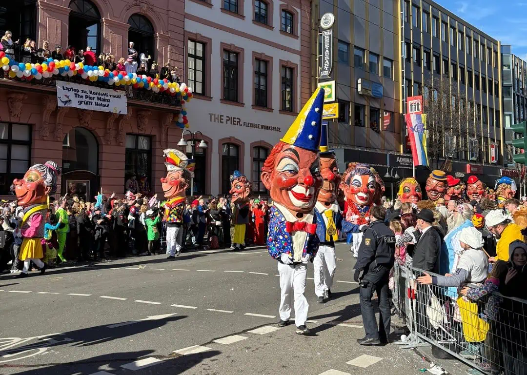 Schee Wetter, Viel Leit Un Schwellköpp Beim 2025er Rosenmontagszug